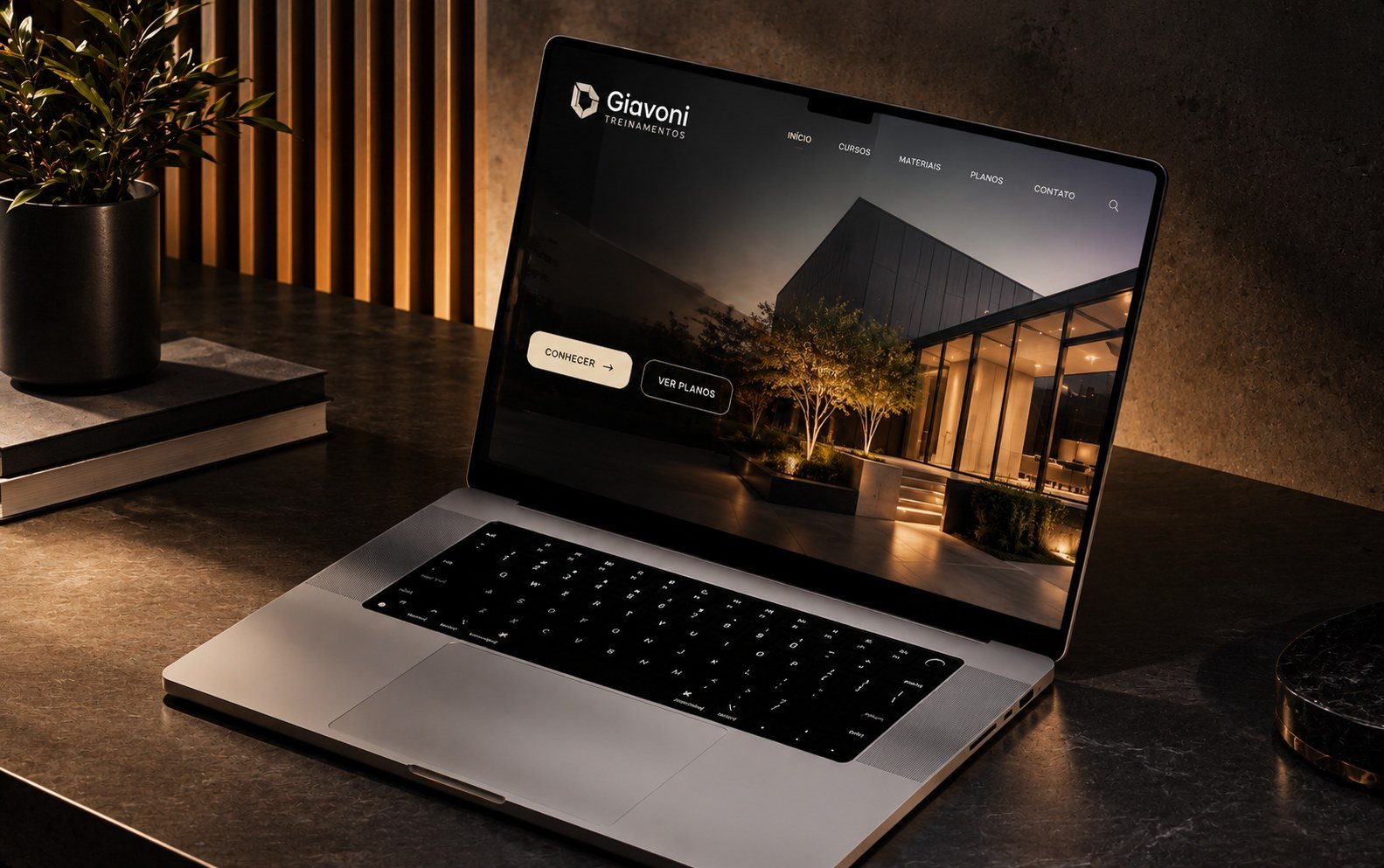 Site Giavoni Treinamentos apresentado em um notebook